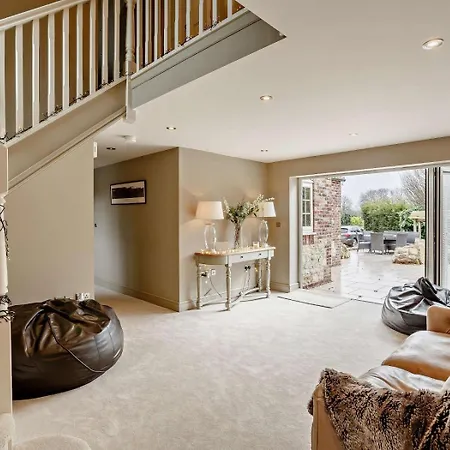 5 Bed In Leeds Oc-91355 *